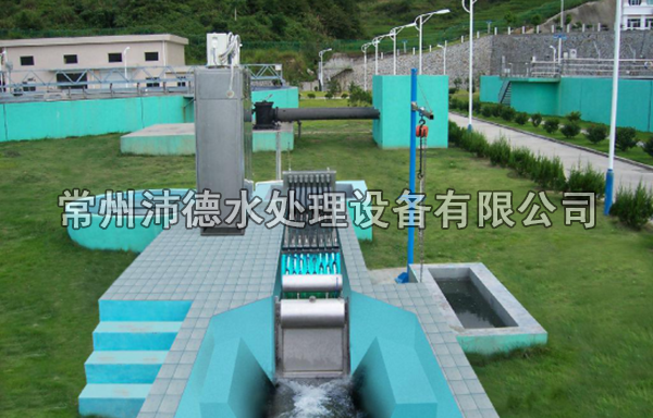  圖為某城市污水廠明渠式紫外線殺菌器正在運行現場