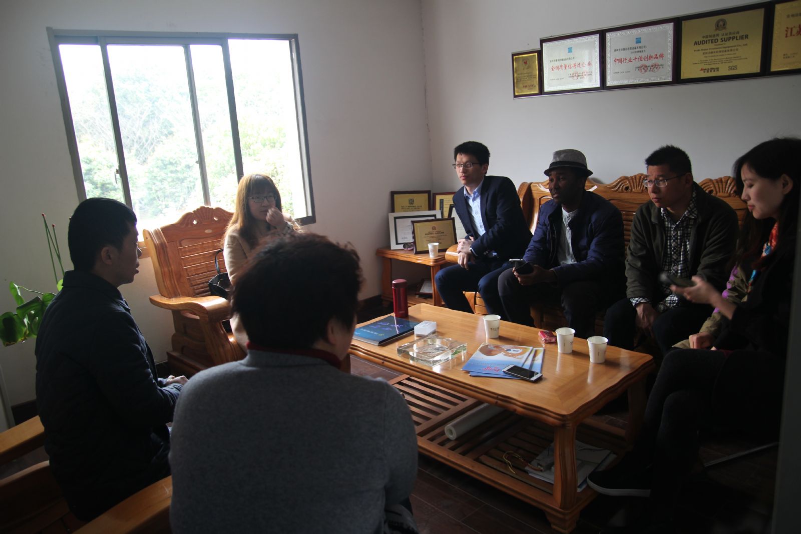 圖為歐洲客戶與我公司人員就如何利用紫外光催化氧化設備來降低印染廢水色度的相關問題進行討論1