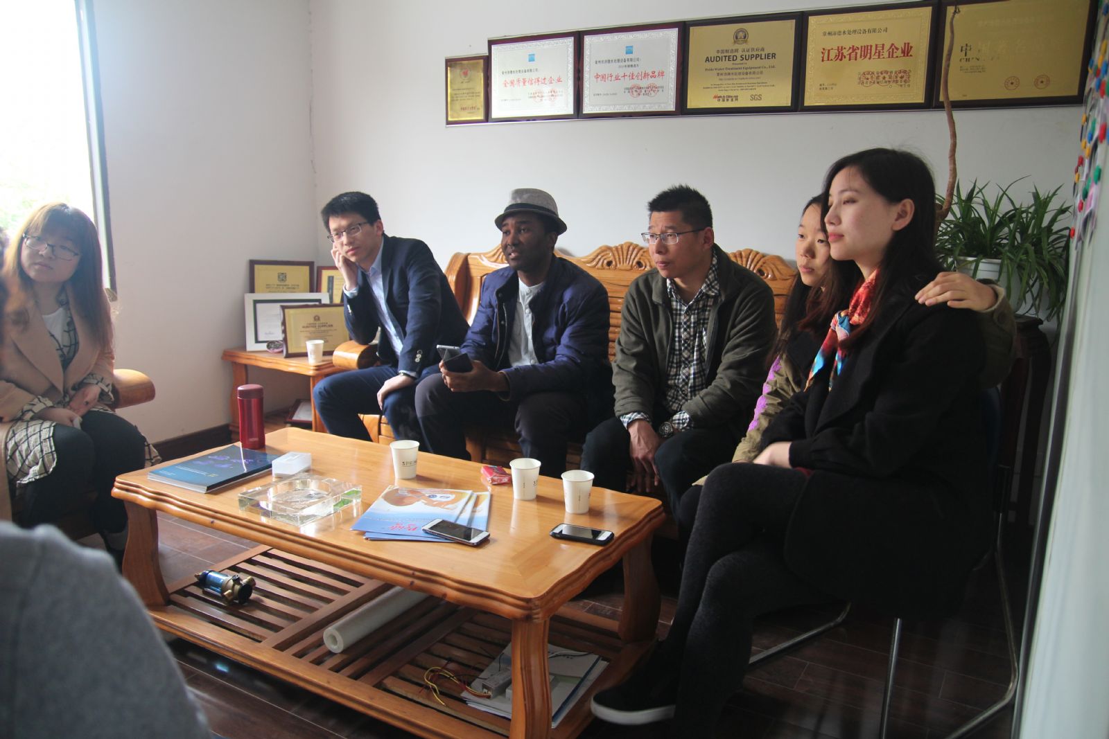 圖為歐洲客戶與我公司人員就如何利用紫外光催化氧化設備來降低印染廢水色度的相關問題進行討論2