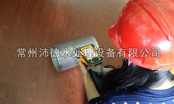 沛德水處理公司檢測部門人員對過濾器濾網進行檢測