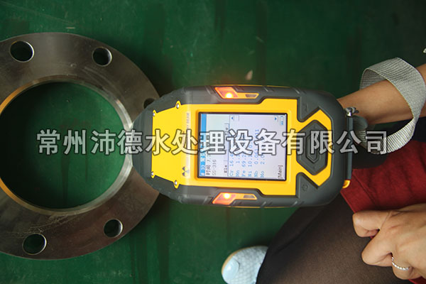 沛德水處理公司檢測部門人員對過濾器法蘭進行檢測