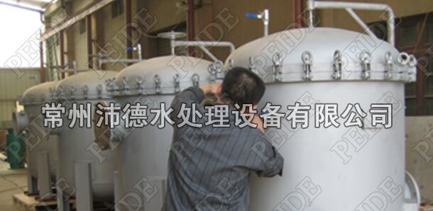 車間工人對多袋式過濾器進(jìn)行打壓