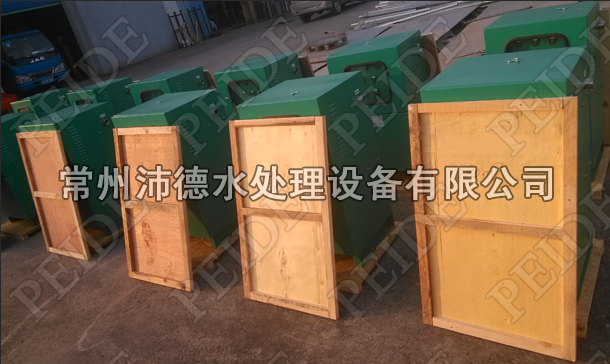 水箱消毒機(jī)正在進(jìn)行木箱包裝